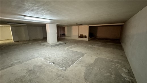 P  R  E  Z  Z  O     R  I  B  A  S  S  A  T  O  -  Locale Deposito con Spazio Esterno Privato